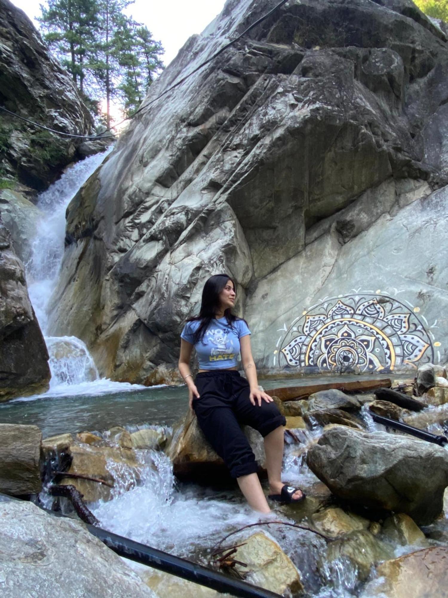 Pahadirovers Homestay & Cafe Kasol Bagian luar foto